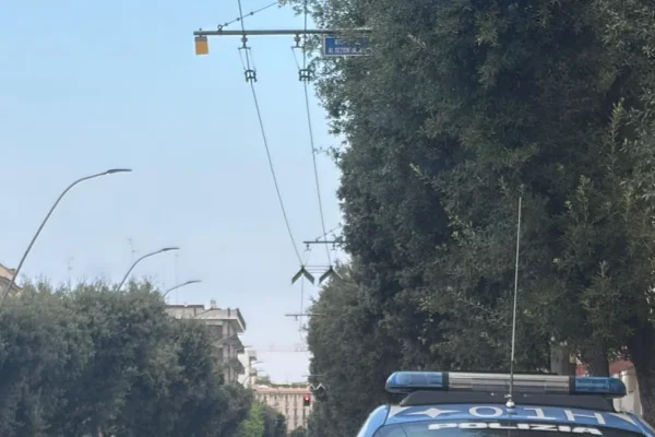 Lecce, controlli Polizia: oltre 2800 identificati e 6 misure preventive