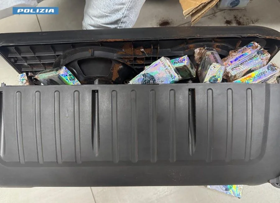 Dettaglio 1: Lecce, droga via corriere: 26enne di Taranto ai domiciliari con 10 kg di hashish