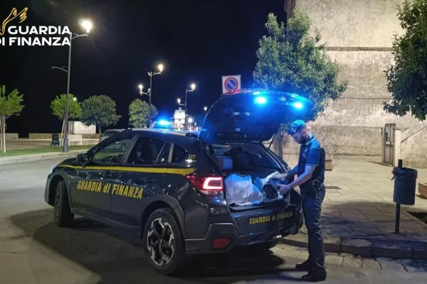 Lecce, Guardia di Finanza scopre 3 depositi di merce contraffatta: 31 denunciati