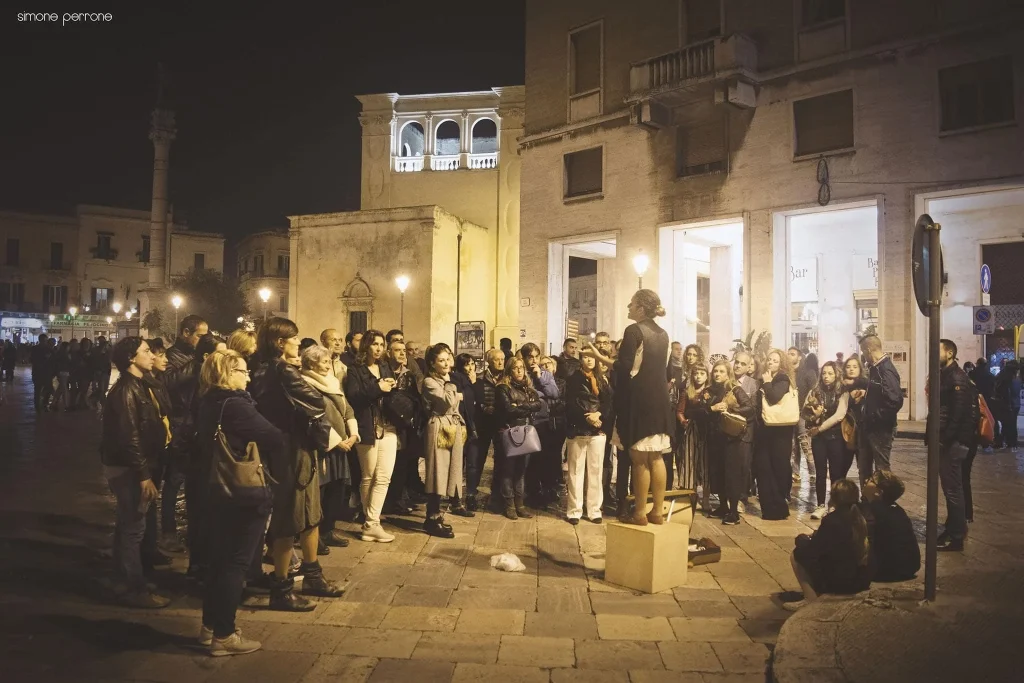 Dettaglio 1: Lecce, il Barbonaggio Teatrale torna in piazza Sant'Oronzo e presenta la quinta stagione Nasca