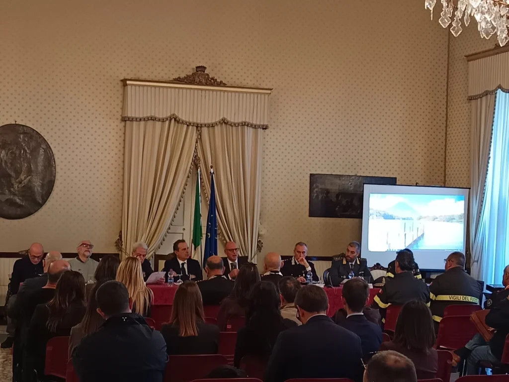 Dettaglio 1: Lecce, Prefettura accelera sui Piani di Emergenza rifiuti: pochi Comuni hanno risposto