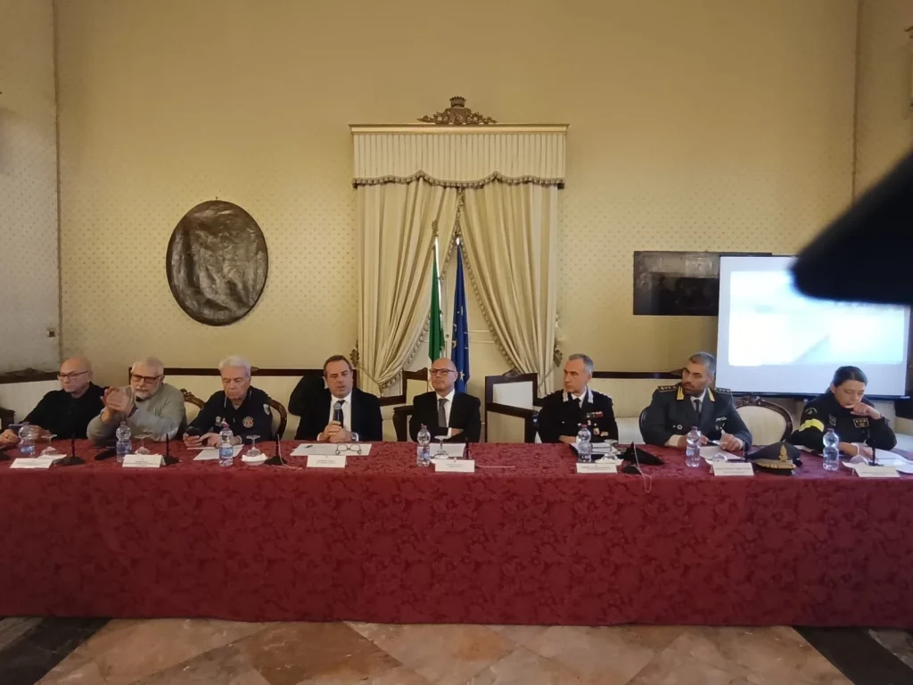 Dettaglio 2: Lecce, Prefettura accelera sui Piani di Emergenza rifiuti: pochi Comuni hanno risposto