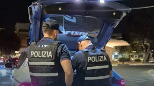 Lecce, rissa nel centro storico: arrestato 24enne per aggressione a poliziotti, tre denunciati