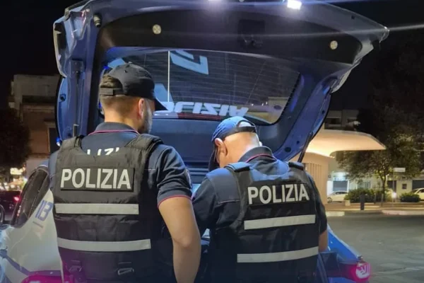 Lecce, rissa nel centro storico: arrestato 24enne per aggressione a poliziotti, tre denunciati