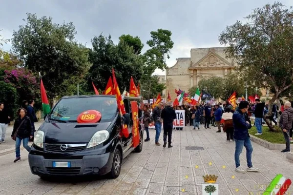 Lecce, sciopero generale dei sindacati di base: corteo in centro con modifiche alla viabilità