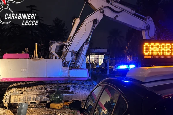 Maglie-Cursi, Carabinieri sventano furto di gasolio in cantiere: due arresti