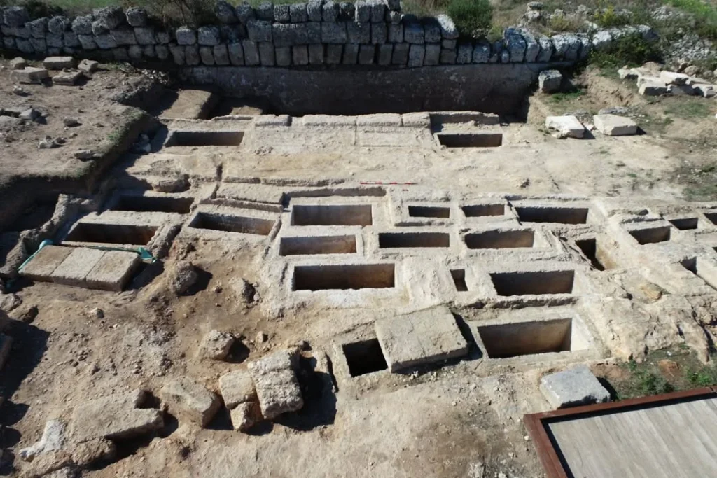 Dettaglio 1: Manduria, nuove scoperte archeologiche alle Mura Messapiche: tomba con iscrizioni
