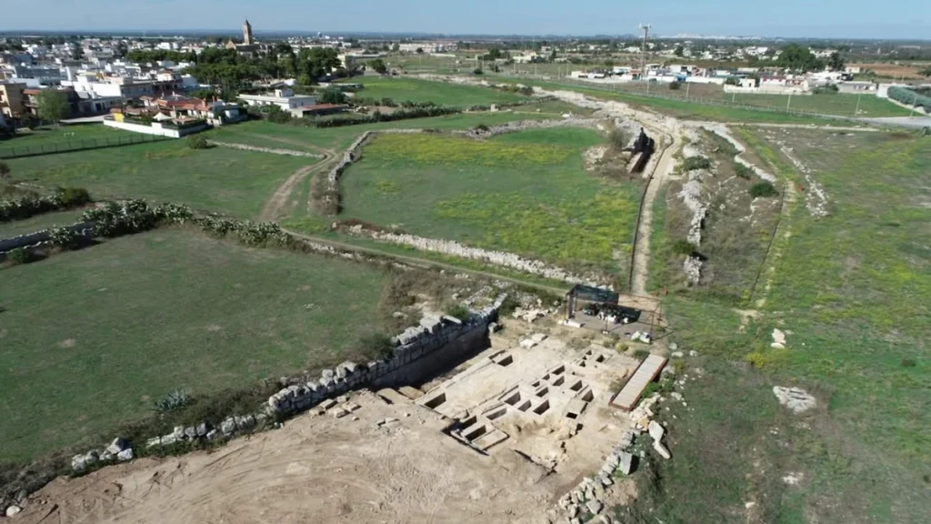 Manduria, nuove scoperte archeologiche alle Mura Messapiche: tomba con iscrizioni