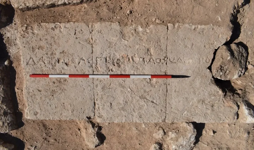 Dettaglio 2: Manduria, nuove scoperte archeologiche alle Mura Messapiche: tomba con iscrizioni