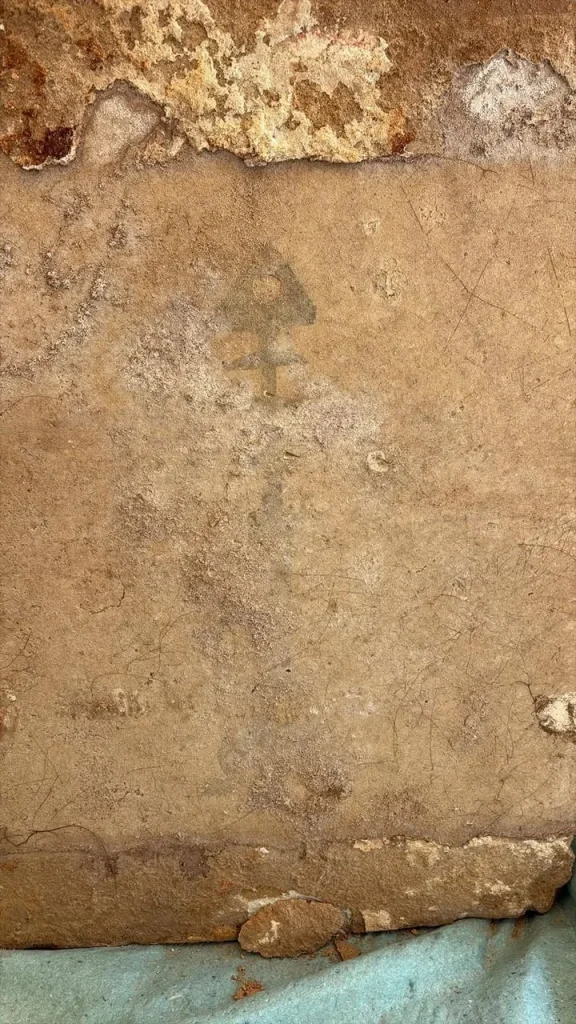 Dettaglio 4: Manduria, nuove scoperte archeologiche alle Mura Messapiche: tomba con iscrizioni