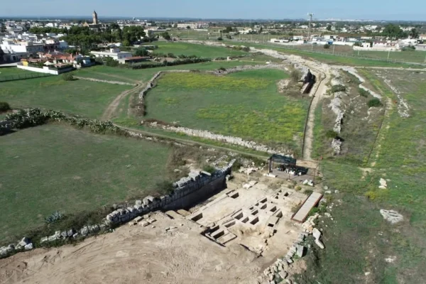 Manduria, nuove scoperte archeologiche alle Mura Messapiche: tomba con iscrizioni
