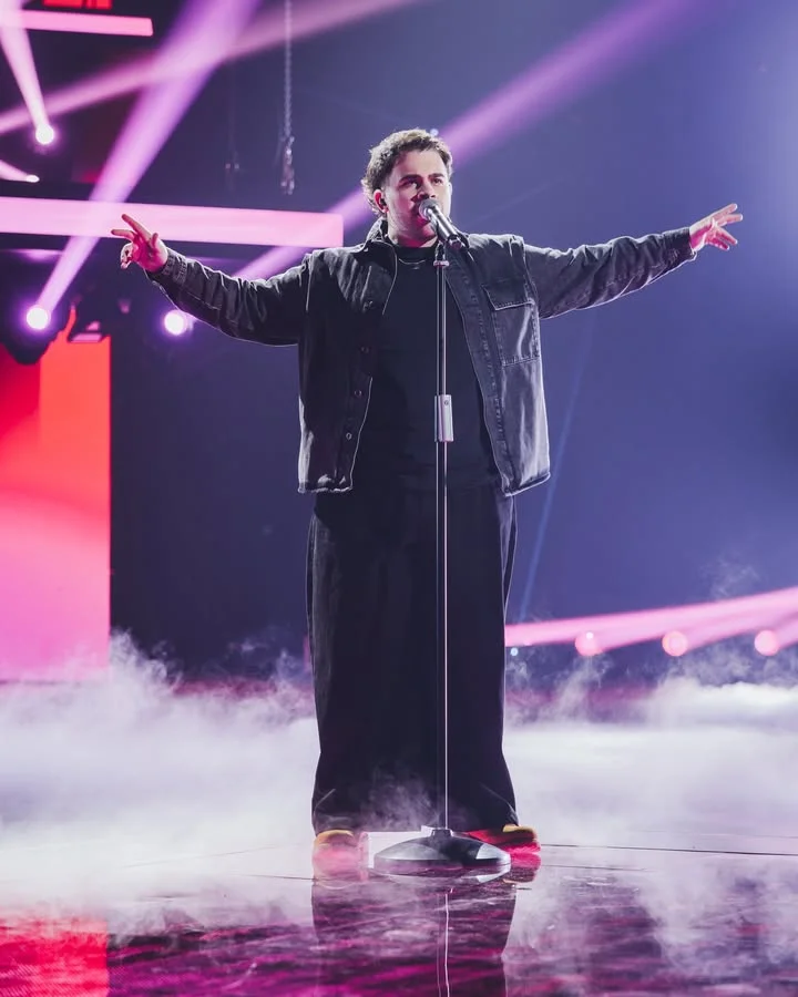 Dettaglio 1: Nardò, Giacomo Calò supera il primo Live di X Factor 2026: tifo in piazza Salandra