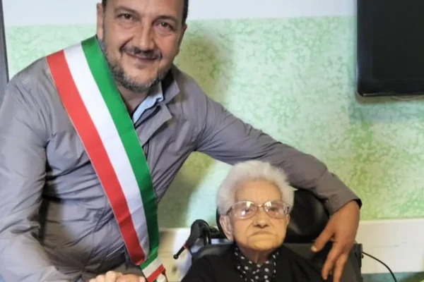 Novoli, Maria Costantina compie 105 anni: la comunità celebra la sua longevità