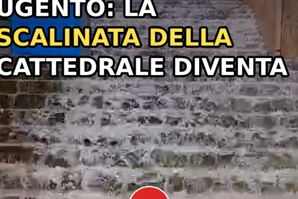 Nubifragio a Ugento: la scalinata della Cattedrale diventa una cascata d’acqua