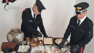 Anteprima di: Palmariggi, Carabinieri intercettano auto rubata con refurtiva: due segnalati alla Procura