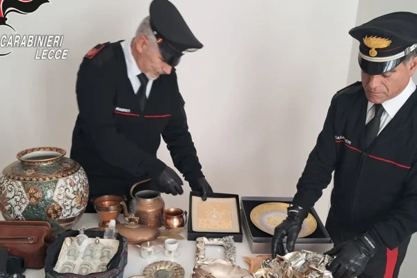 Palmariggi, Carabinieri intercettano auto rubata con refurtiva: due segnalati alla Procura