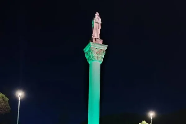 Parabita, luce verde in Piazza Regina del Cielo per la Giornata della Spina Bifida