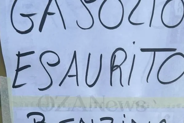 Puglia: benzina finita, la crisi energetica entra nella vita quotidiana, ma i TG nazionali tacciono