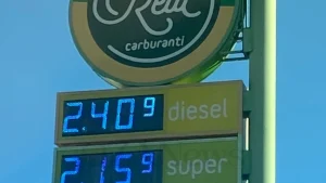 Anteprima di: Puglia: carburante torna ma prezzi alti e scaffali vuoti, la crisi rischia di allargarsi