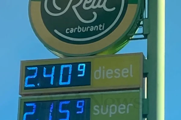 Puglia: carburante torna ma prezzi alti e scaffali vuoti, la crisi rischia di allargarsi