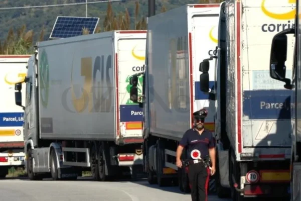 Puglia, sbloccata la raffineria Eni di Taranto: riprendono i rifornimenti di carburante