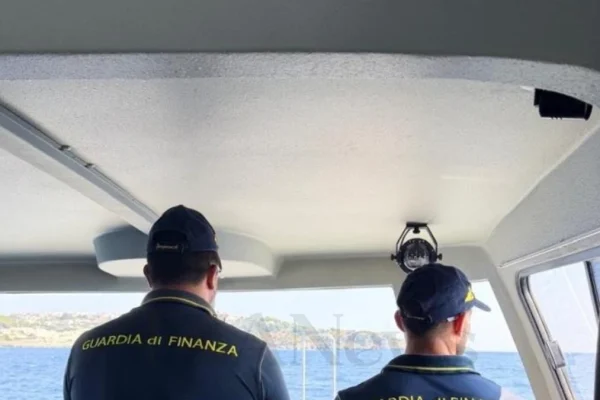Salento, noleggio abusivo di imbarcazione per turisti: sanzionata attività nel Capo di Leuca