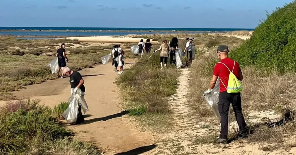 Dettaglio 2: Salve, successo per la giornata ecologica a Torre Pali con Plastic Free
