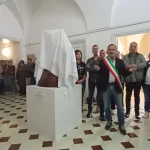 Anteprima di: Salve, svelata la scultura 'Gesto magico' di Antonio Sergi: un simbolo di pace al Municipio