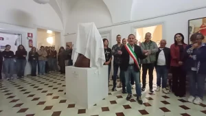 Anteprima di: Salve, svelata la scultura 'Gesto magico' di Antonio Sergi: un simbolo di pace al Municipio