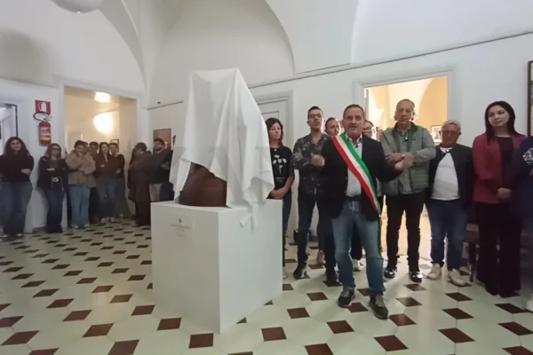 Salve, svelata la scultura ‘Gesto magico’ di Antonio Sergi: un simbolo di pace al Municipio