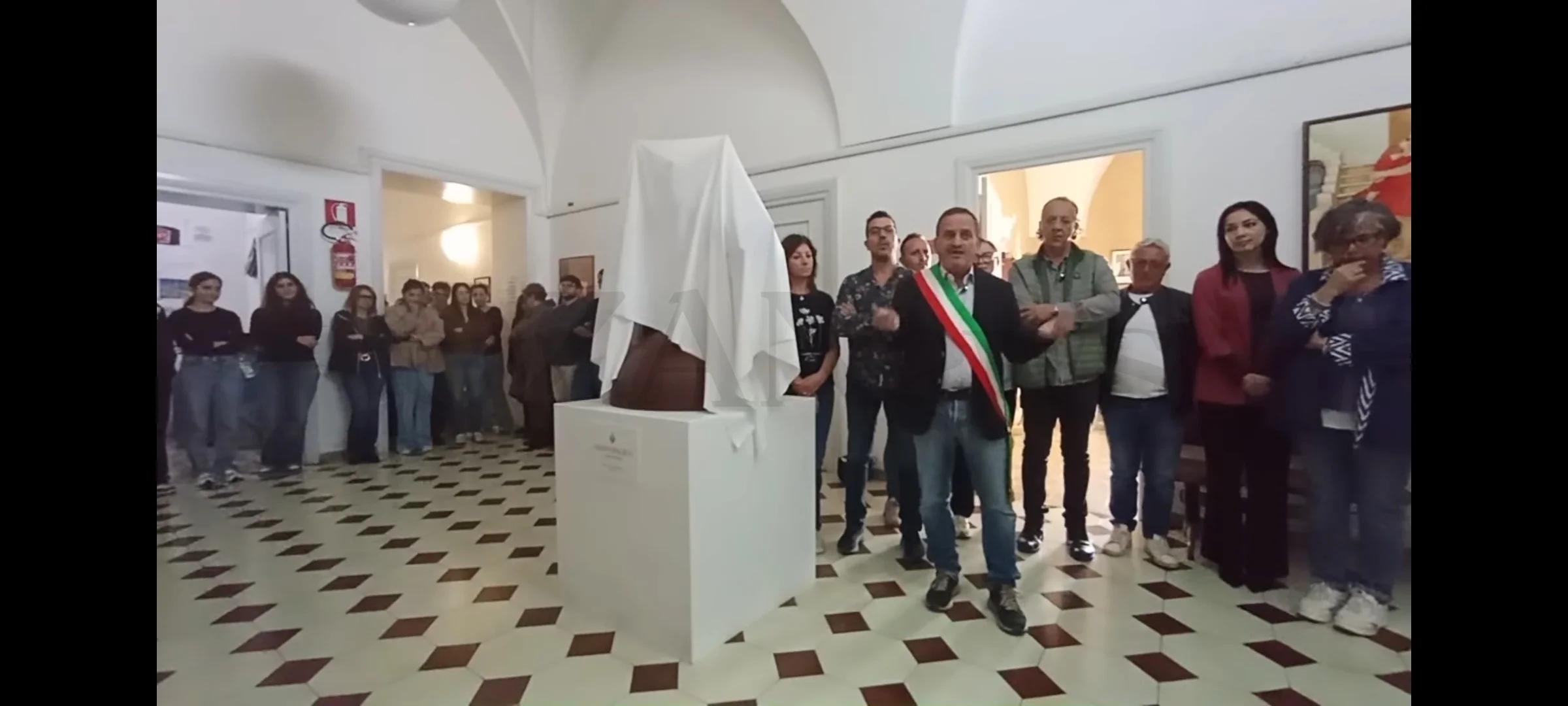 Salve, svelata la scultura 'Gesto magico' di Antonio Sergi: un simbolo di pace al Municipio