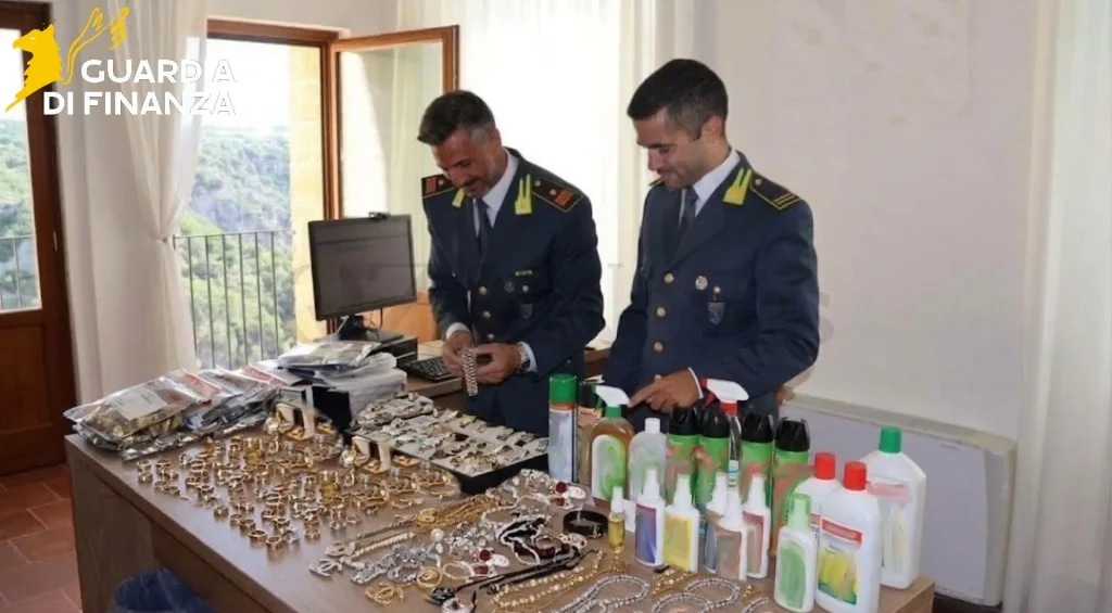 Dettaglio 2: Taranto, maxi sequestro della Guardia di Finanza: 63.000 prodotti falsi e non sicuri
