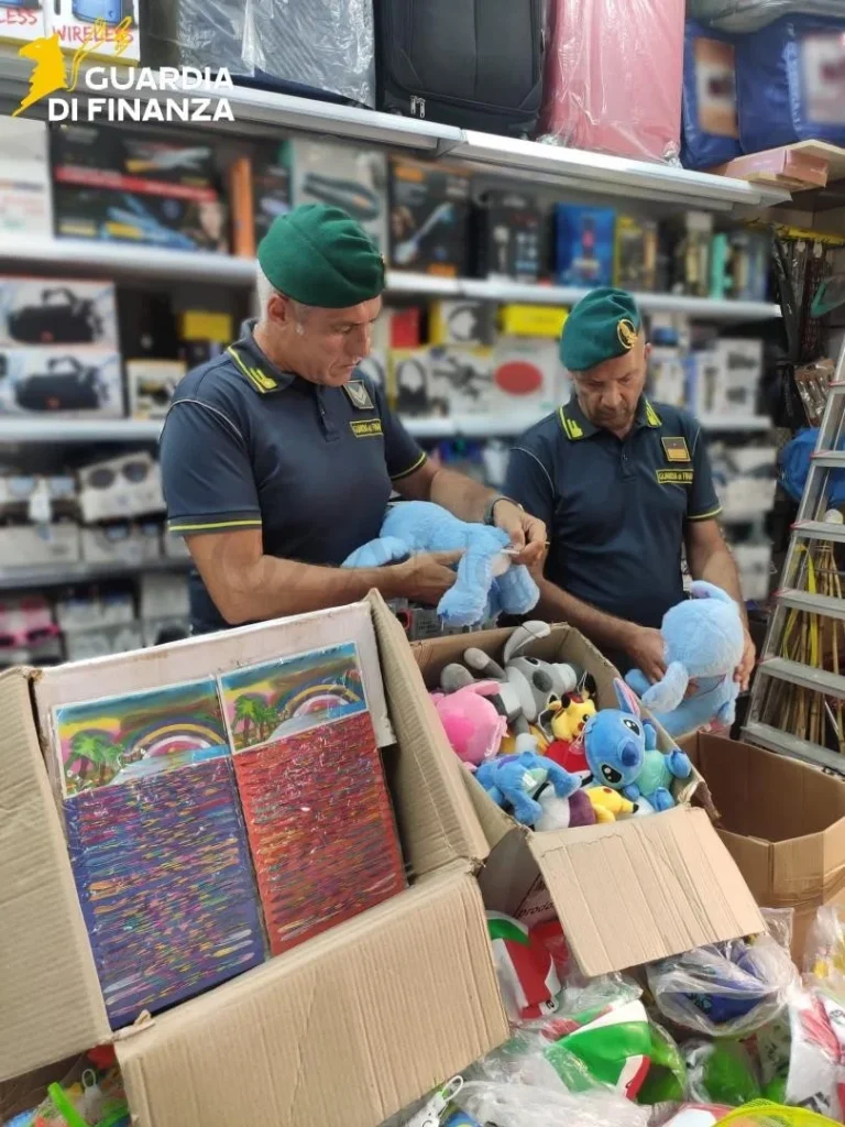 Dettaglio 3: Taranto, maxi sequestro della Guardia di Finanza: 63.000 prodotti falsi e non sicuri