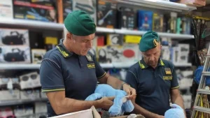 Anteprima di: Taranto, maxi sequestro della Guardia di Finanza: 63.000 prodotti falsi e non sicuri