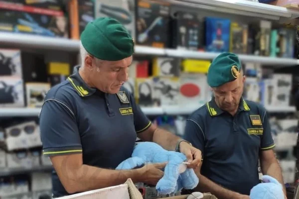 Taranto, maxi sequestro della Guardia di Finanza: 63.000 prodotti falsi e non sicuri