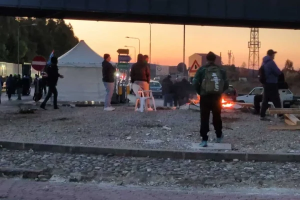 Taranto, quarto giorno di protesta ex Ilva: bloccate statali e raffineria, emergenza carburante