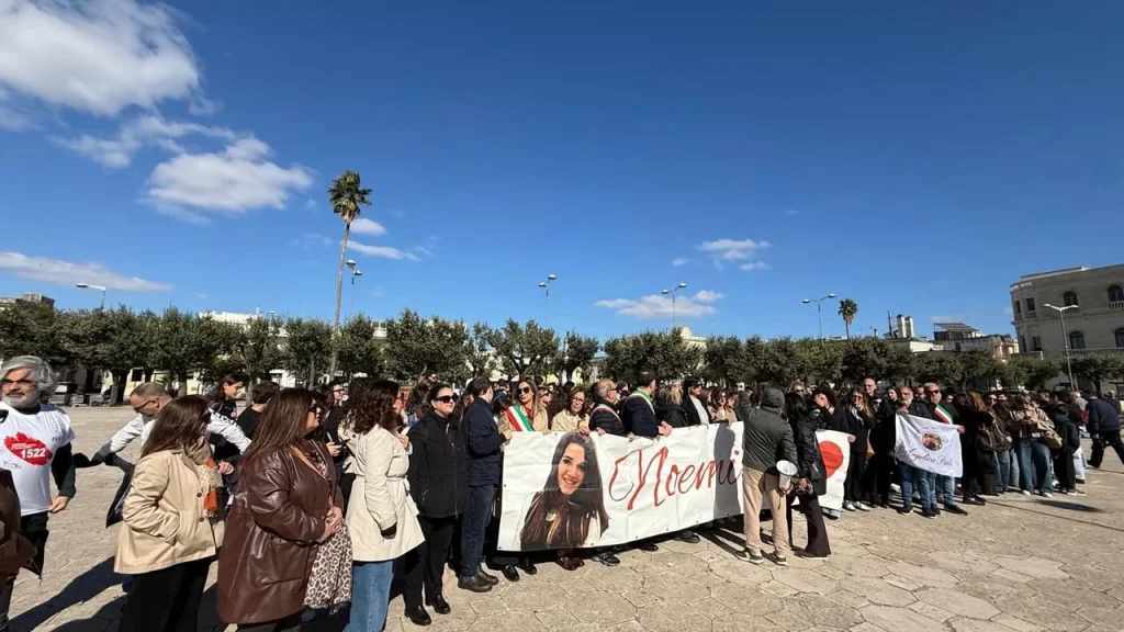 Dettaglio 3: Taviano, delegazione comunale e studenti a Scorrano per la marcia 'Vietato morire'