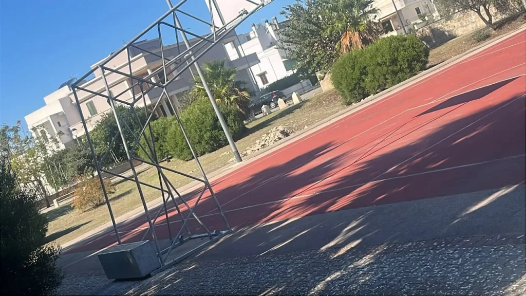 Dettaglio 1: Taviano, Giardini di Marinella: ripristinati i canestri e nuova pulizia dell'area