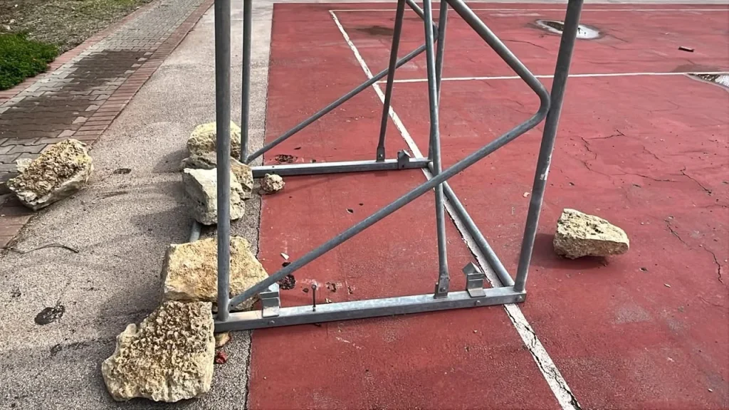 Dettaglio 4: Taviano, Giardini di Marinella: ripristinati i canestri e nuova pulizia dell'area