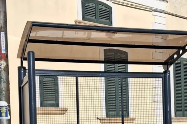 Taviano, nuove pensiline alle fermate bus: riparo per studenti e passeggeri