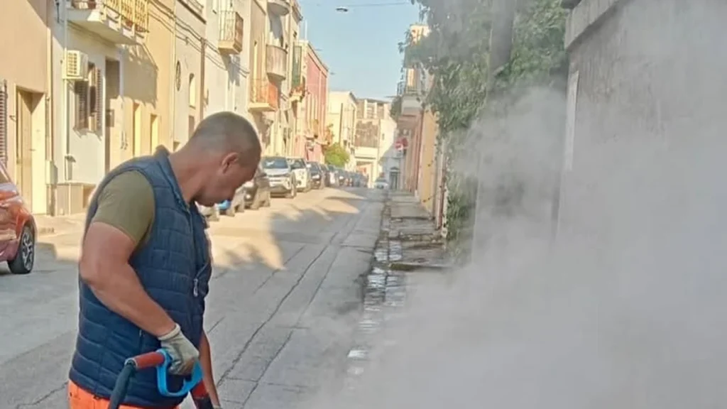 Anteprima di: Tricase, proseguono gli interventi di pulizia e diserbo a vapore in citt&agrave;