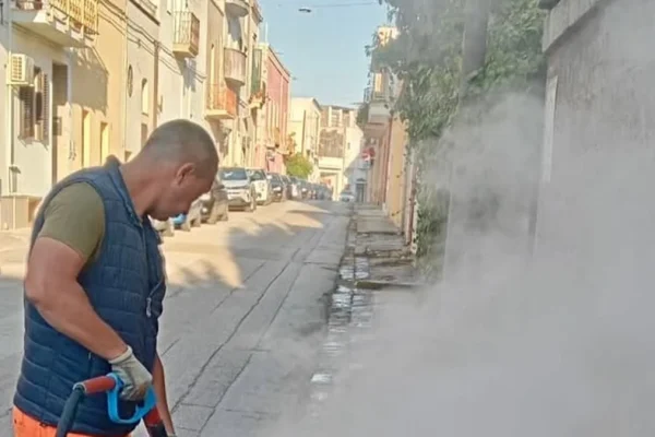 Tricase, proseguono gli interventi di pulizia e diserbo a vapore in città