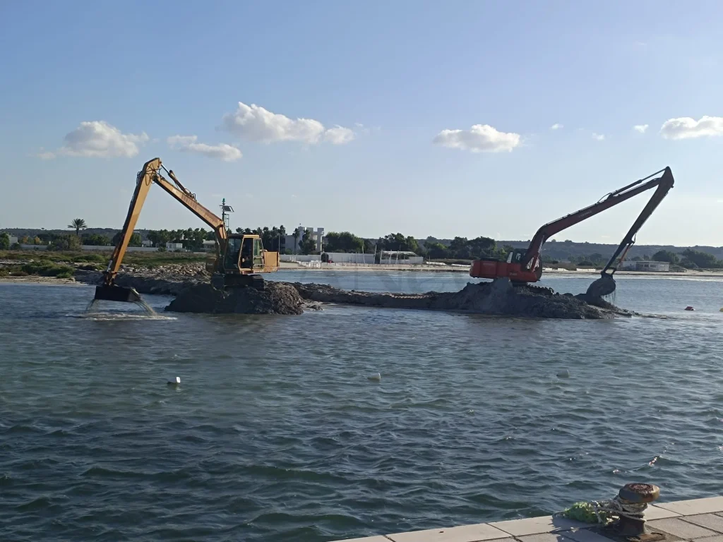 Dettaglio 2: Ugento, prorogati i lavori di rimodellamento fondali nel porto di Torre San Giovanni