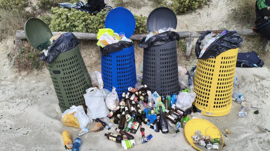 Ugento, spiagge di Torre San Giovanni: segnalati rifiuti e bidoni trascurati