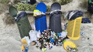 Ugento, spiagge di Torre San Giovanni: segnalati rifiuti e bidoni trascurati