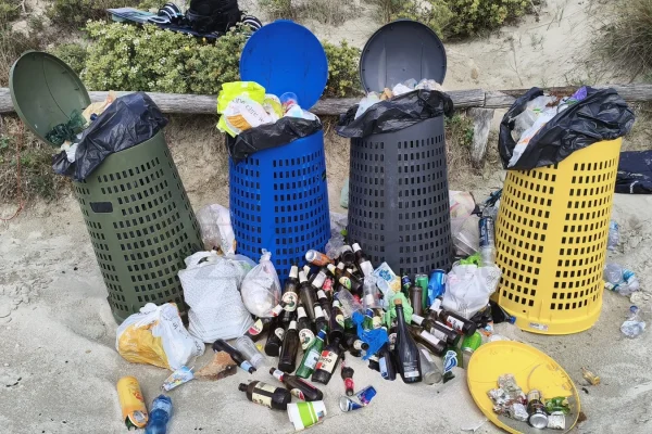 Ugento, spiagge di Torre San Giovanni: segnalati rifiuti e bidoni trascurati