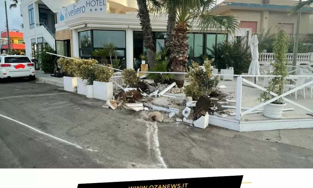 Torre San Giovanni Auto Sfonda Il Dehors Dellhotel Il Veliero 1