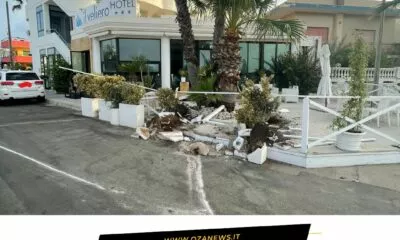 Torre San Giovanni Auto Sfonda Il Dehors Dellhotel Il Veliero 1