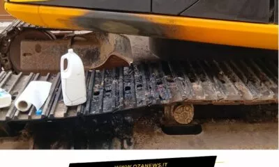 Tentano Di Dare Fuoco Ad Escavatore Indagini In Corso